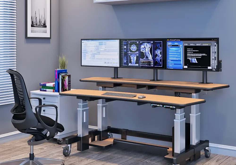 Radiology workstation with multi-monitor PACS imaging setup